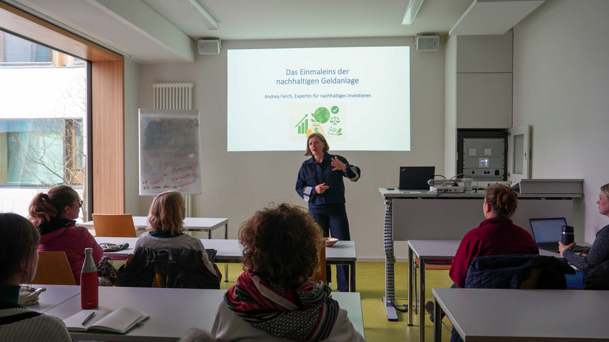 Alumna Andrea Ferch, Spezialistin für nachhaltige Geldanlagen erklärte in einem Workshop, wie Anlegerinnen und Anleger nachhaltig investieren können und, was dabei zu beachten ist.