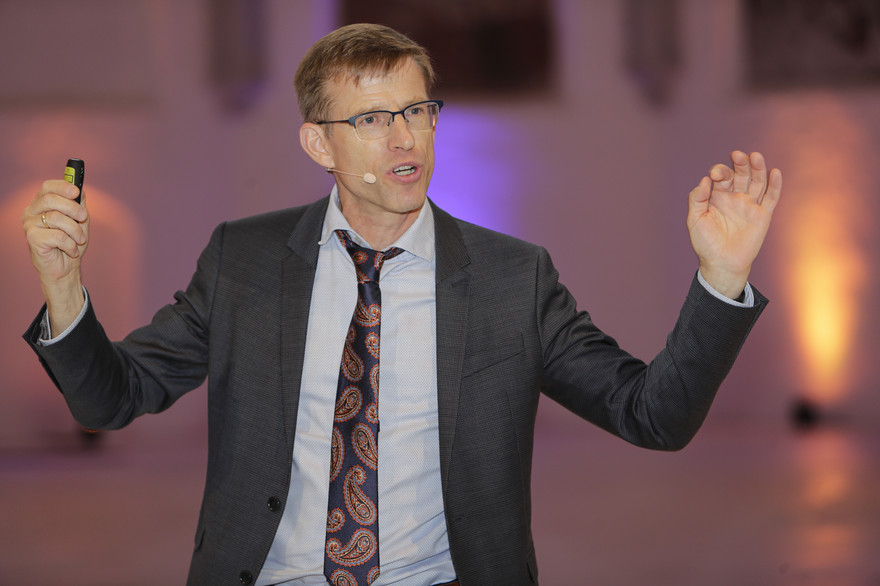 Fritz Breithaupt spricht zum Publikum