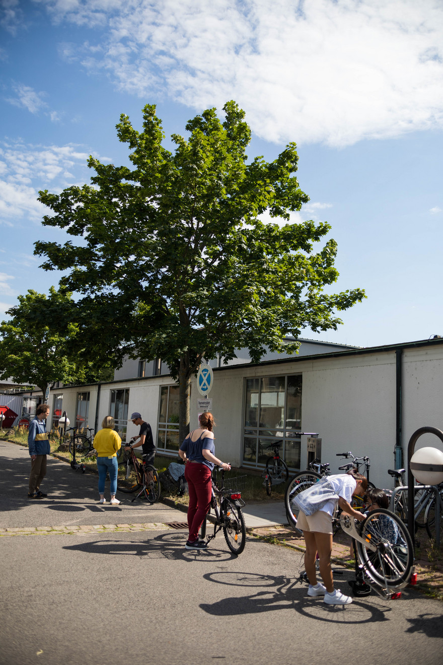 Einige Studierende kamen in der Feldkirchenstraße vorbei, um die Fahrradreparatursäule zu testen.