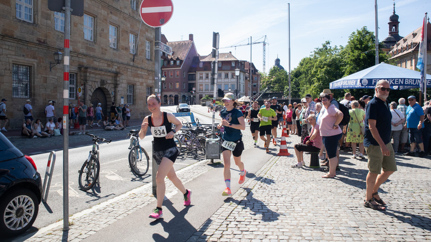 Knapp 900 Personen nahmen insgesamt an den Läufen teil. Die Route des Hauptlaufs führte unter anderem am alten Kranen vorbei.