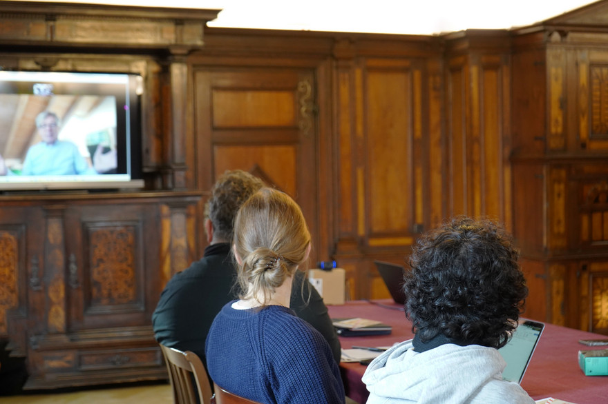 Studierende der Universität Bamberg bei einer Lehrveranstaltung im Schloss Schoppershof.
