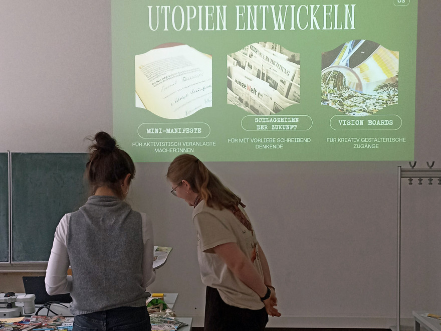 Jana Paulina Lobe vom Lehrstuhl für Europäische Ethnologie ermutigte Universitätsangehörige in in der Utopienwerkstatt gemeinsam Utopien für eine nachhaltige Hochschulkultur zu entwerfen. 