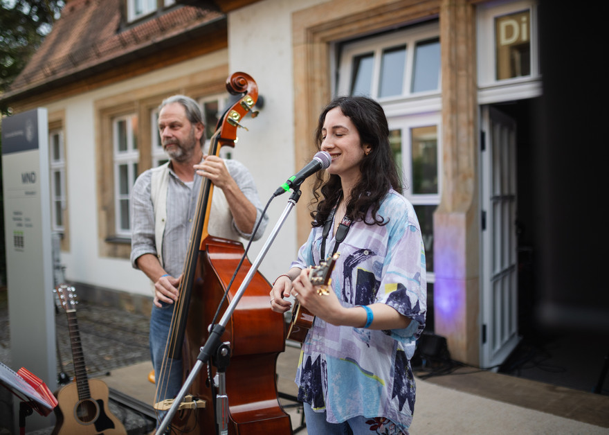 Yildiz und Franz mit ihren Instrumenten auf der Bühne.