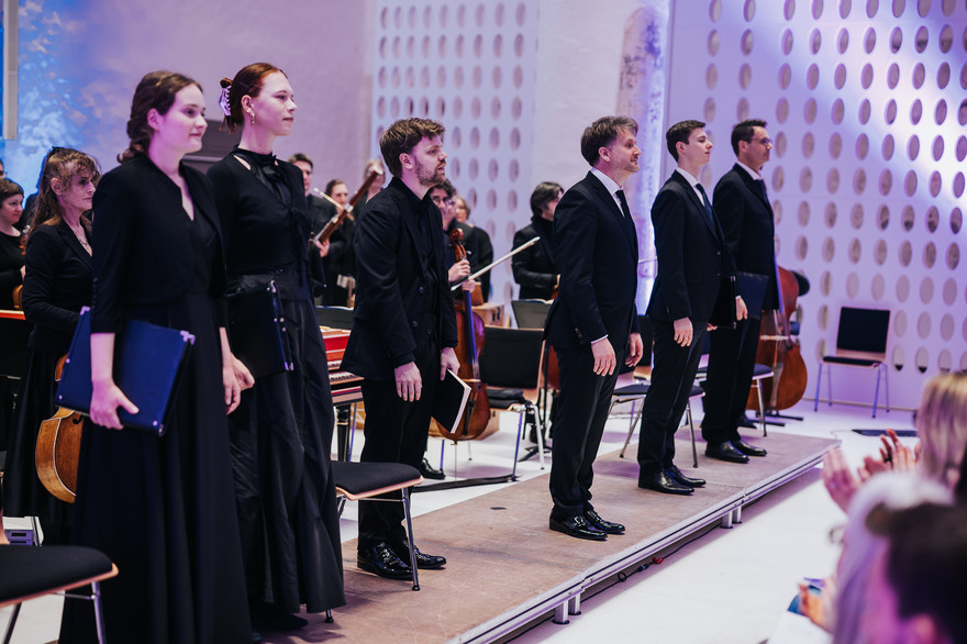 Die Solistinnen und Solisten gemeinsam mit Universitätsmusikdirektor Wilhelm Schmidts