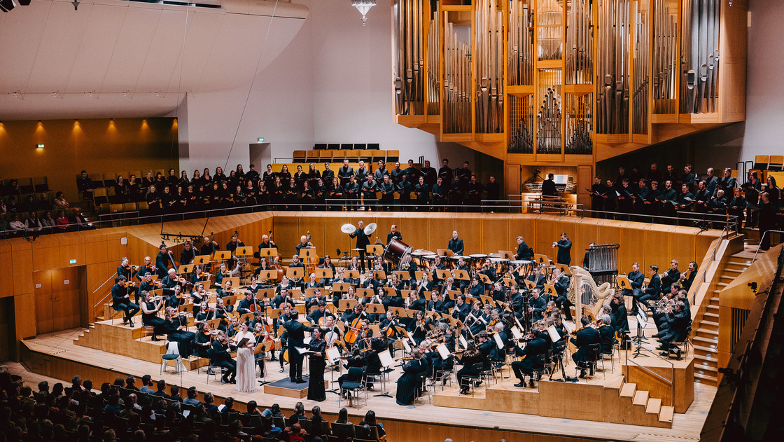 Ein großes Orchester und ein großer Chor werden von Dirigenten Wilhelm Schmidts geleitet.