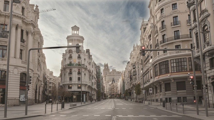 Gebäude und Straße in Madrid