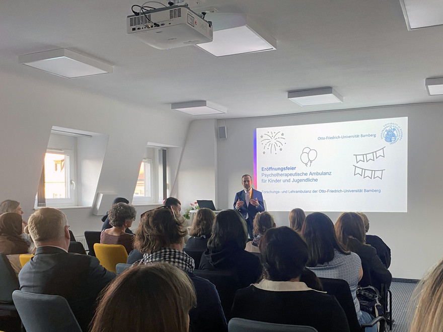 Universitäts Präsident Kai Fischbach bei der Eröffnung der universitären Hochschulambulanz.