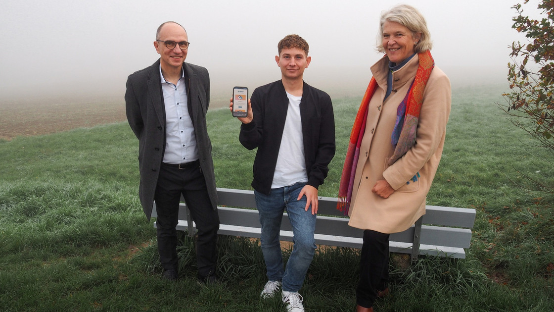 Digitalisierungsreferent Stefan Goller vom Programm Smart City Bamberg, Projektentwickler Marco Held, und Professorin Astrid Schütz stellen die in Zusammenarbeit erstellte App „bassd“ vor.