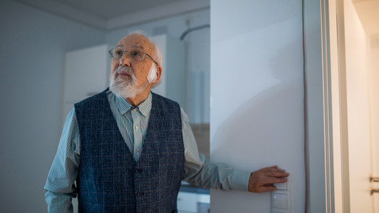 Ein Mann betätigt einen Lichtschalter im Bamberger Living Lab Demenz.