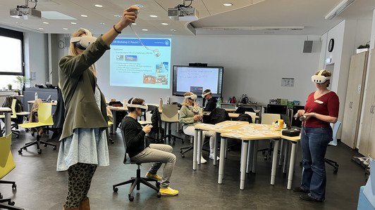 Menschen mit VR-Brillen in einem Seminarraum