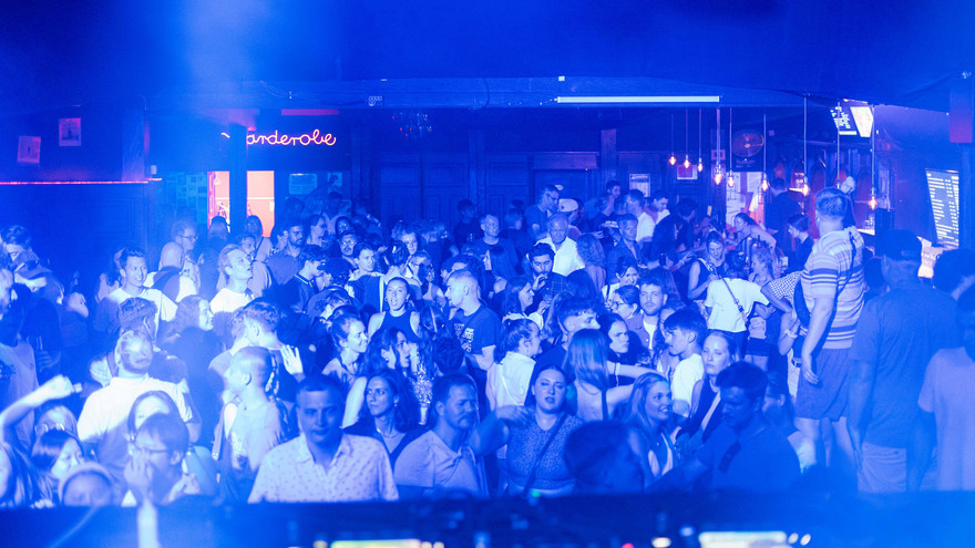 Publikum Live Club tanzt