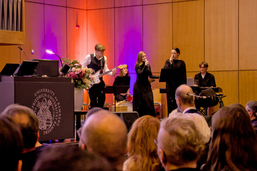 Studierende des Lehrstuhls für Musikpädagogik und Musikdidaktik begleiten den Festakt musikalisch.