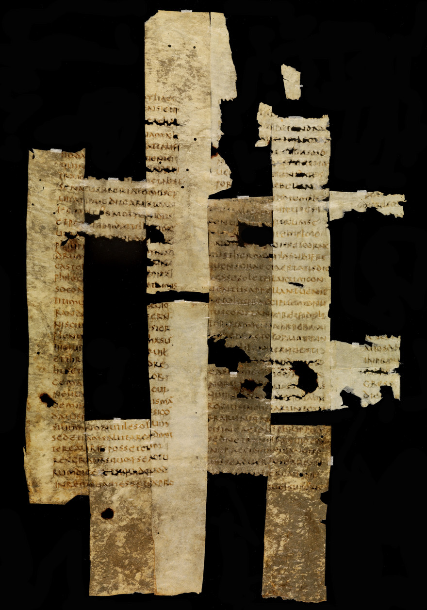 Papierstreifen mit unbekannter Schrift, teilweise fehlen Teile der Streifen