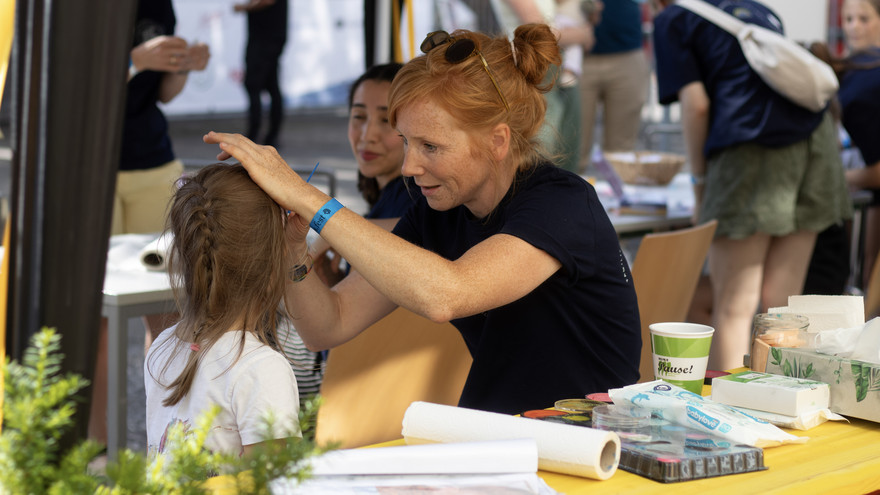 Kinderschminken beim Unifest.