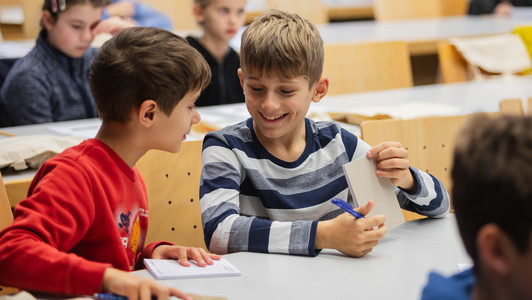 Kinder am Tisch