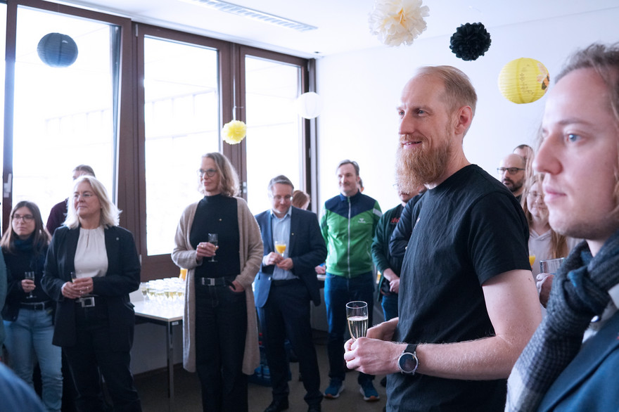 Die Mitarbeitenden der Universitätsbibliothek feierten gemeinsam mit Gästen den erfolgreichen Systemstart.