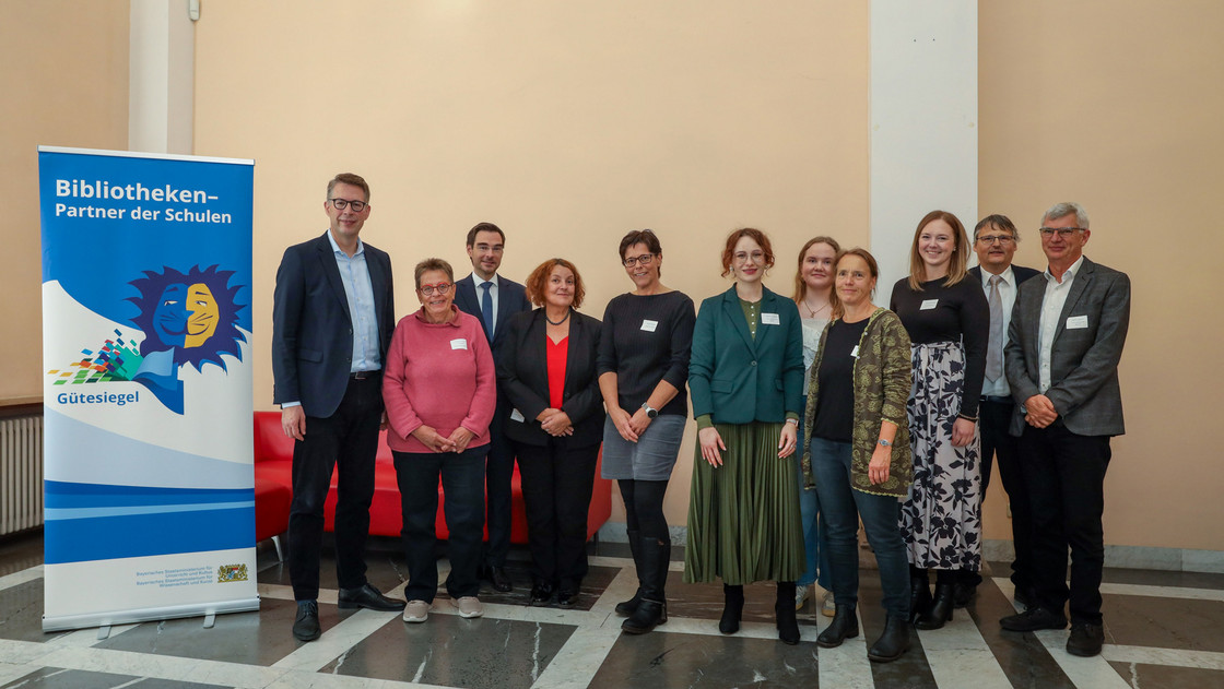 Die Preisträgerinnen und Preisträger aus Oberfranken im Gruppenbild mit Minister Blume