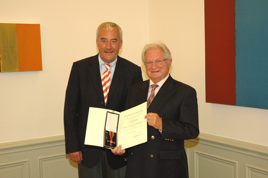 Der damalige Bayerische Kultusminister Ludwig Spaenle (l.) überreichte Heinz Rosenbusch 2013 das Bundesverdienstkreuz. 