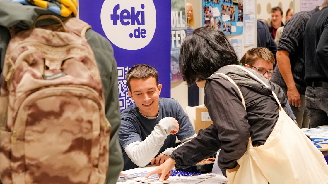 Studentin informiert sich bei der Ersti-Messi über den Verein feki.de