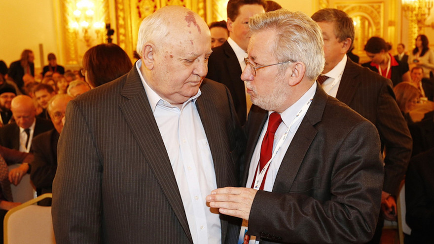 Prof. Dr. Johannes Grotzky spricht mit Michail Gorbatschow während des "Petersburger Dialogs.