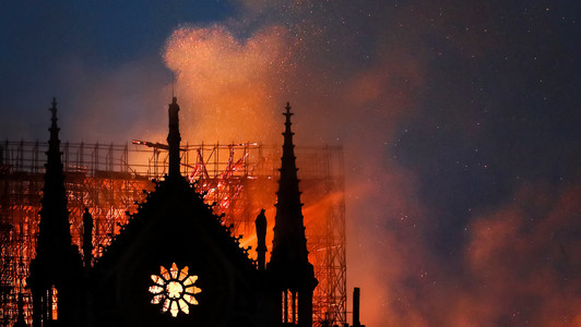 Flammen lodern aus dem brennenden Dachstuhl der Kirche Notre-Dame hervor