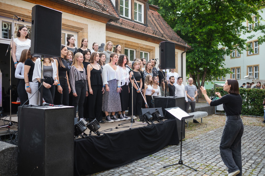 Pop-Chor auf der Bühne.