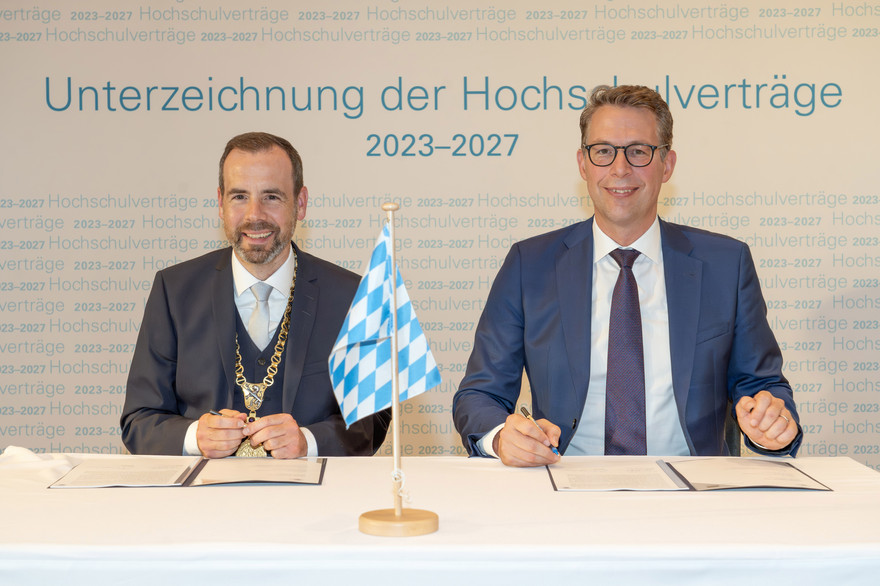 Universitätspräsident Kai Fischbach und Wissenschaftsminister Markus Blume bei der Unterzeichnung des Hochschulvertrags im September 2023 in München.