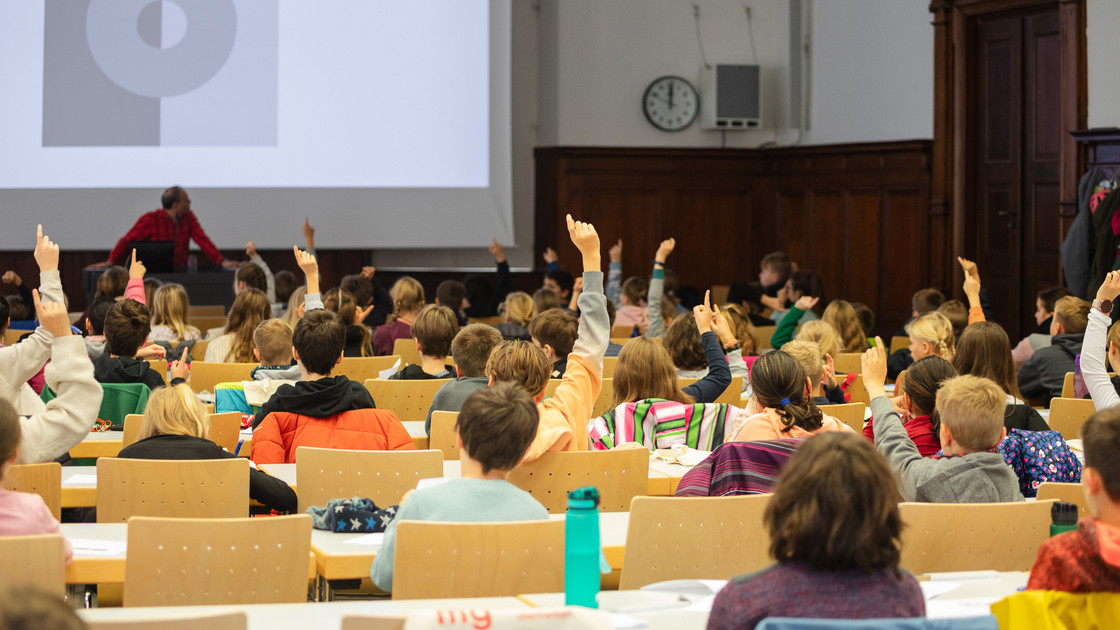Kinder in Vorlesungssaal