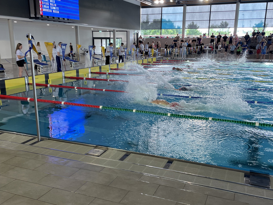 Alexander Albus ging bei den Deutschen Hochschulmeisterschaften im Schwimmen für die Universität Bamberg an den Start.