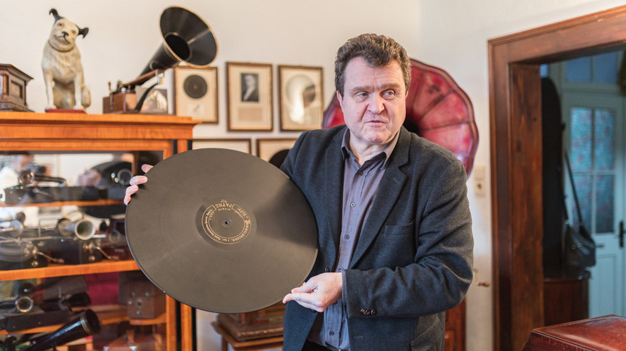 Andreas Weihe mit einer der größten Schallplatten. 