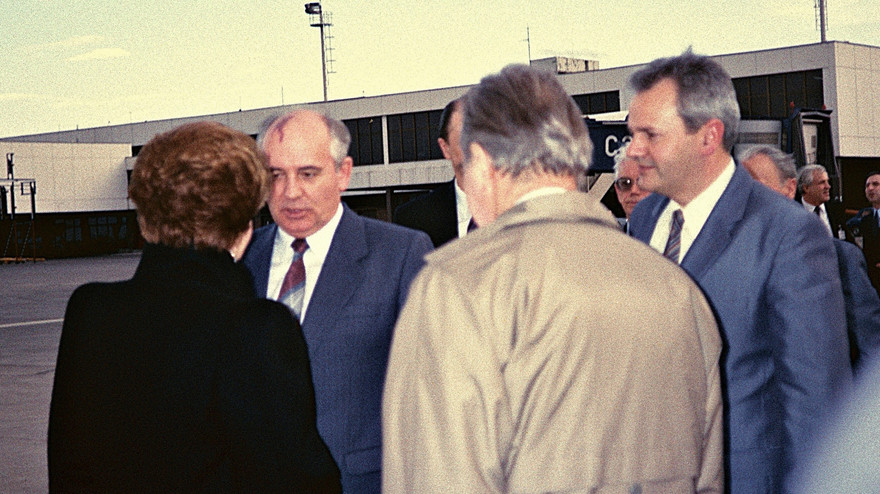 Am Flughafen von Belgrad rügt Raissa Gorbatschowa ihren Gatten für sein Zuspätkommen nach :einem Treffen mit Slobodan Miloševič, dem früheren Parteichef der Serbischen Kommunisten.