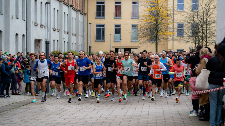 Läuferinnen und Läufer beim Start