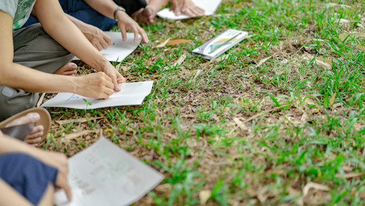 Blatt Papier auf Wiese