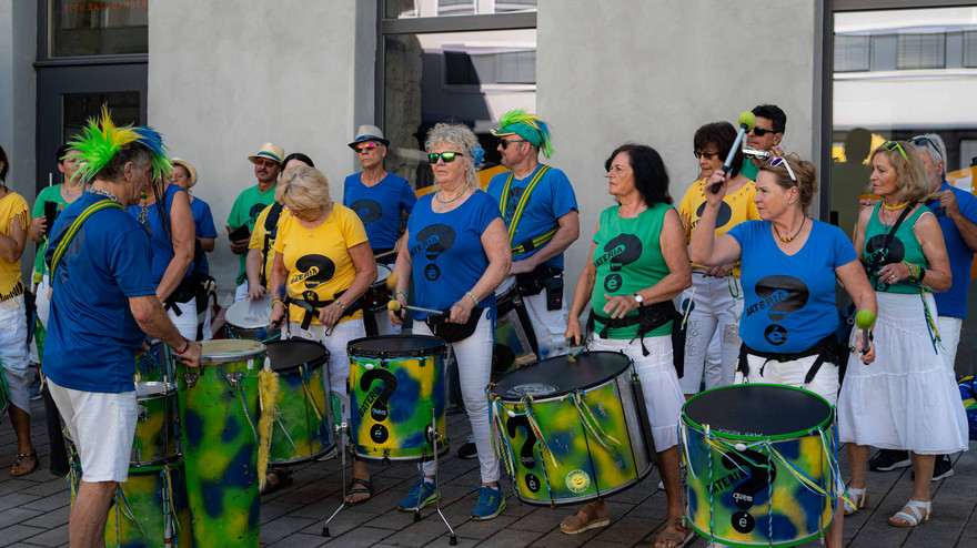 Lautstarke Unterstützung für die Läuferinnen und Läufer gab es von der die Samba-Gruppe Bateria quem é.