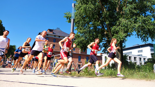 Mehrere Menschen rennen beim Uni-Lauf 2019