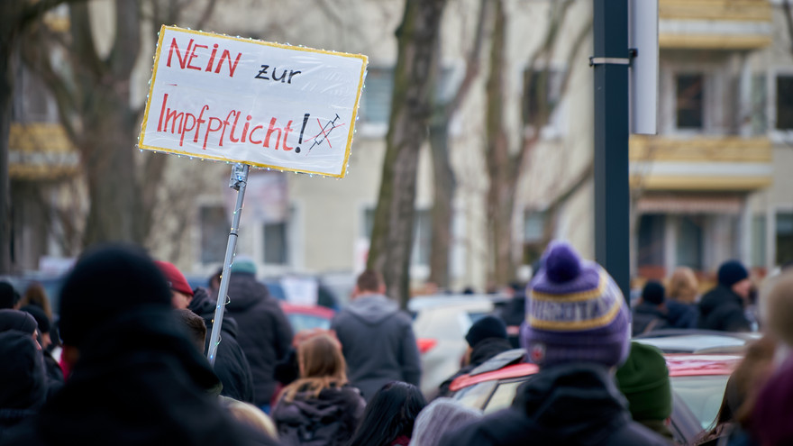 Demonstration von Corona-Leugnern und Impfgegnern in der Innenstadt von Magdeburg