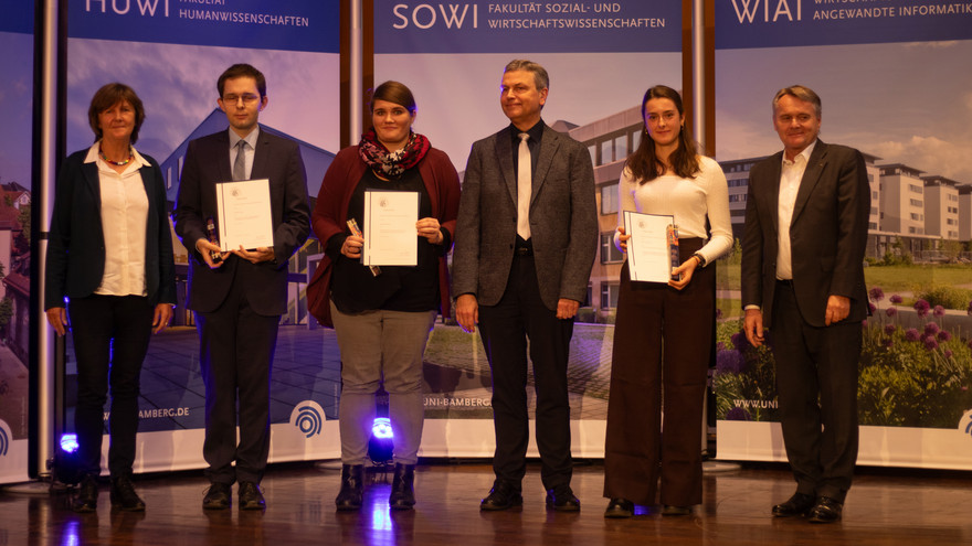 Preisträgerinnen und Preisträger für studentisches Engagement auf der Bühne.