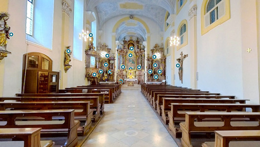 Blick in den Altarraum einer Kirche