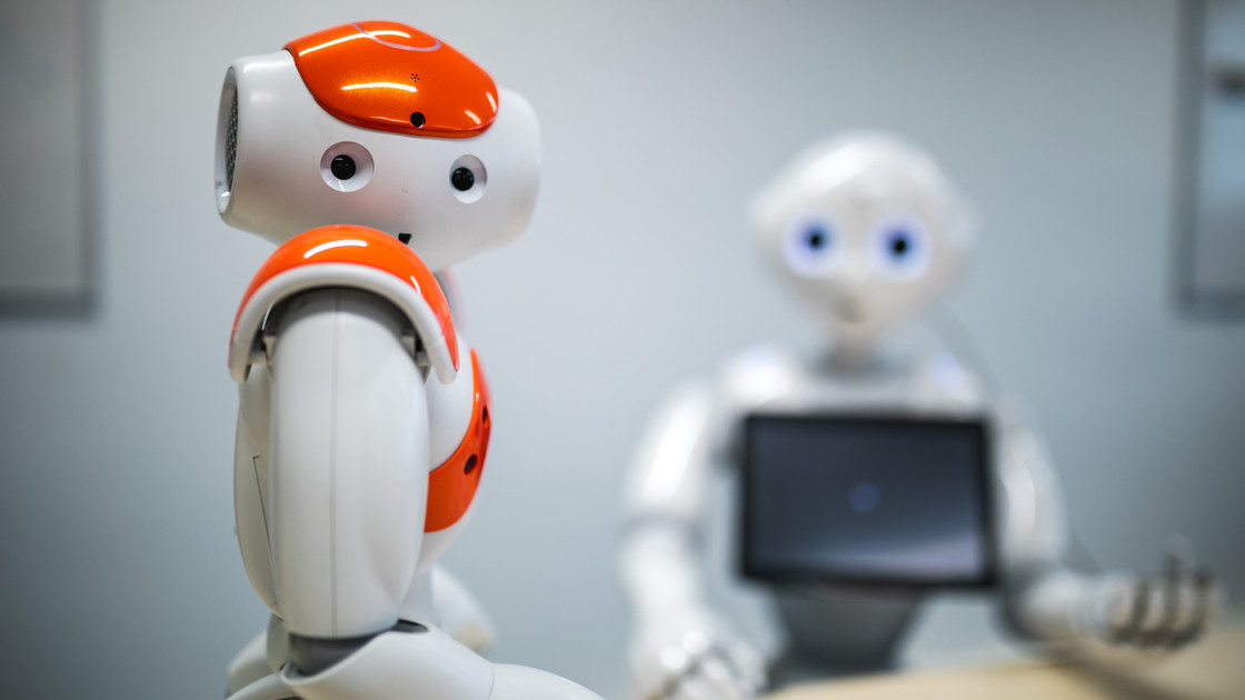 Zwei Roboter mit künstlicher Intelligenz schauen in die Kamera