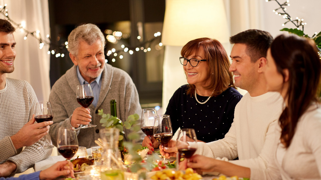 Personen an Esstisch