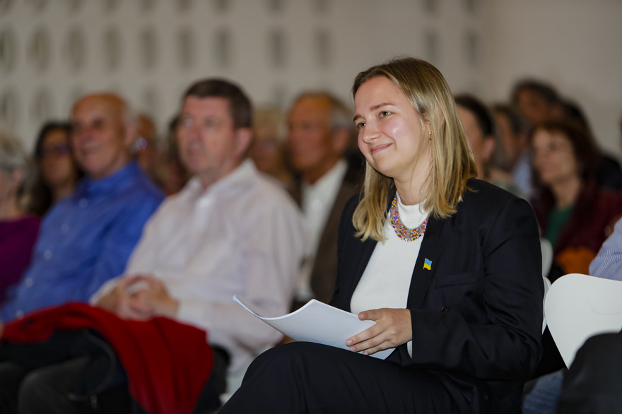 Veronika Solopova sitzt im Publikum.