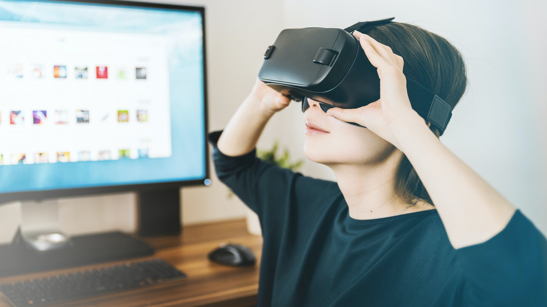 Eine Frau trägt eine Virtual-Reality-Brille