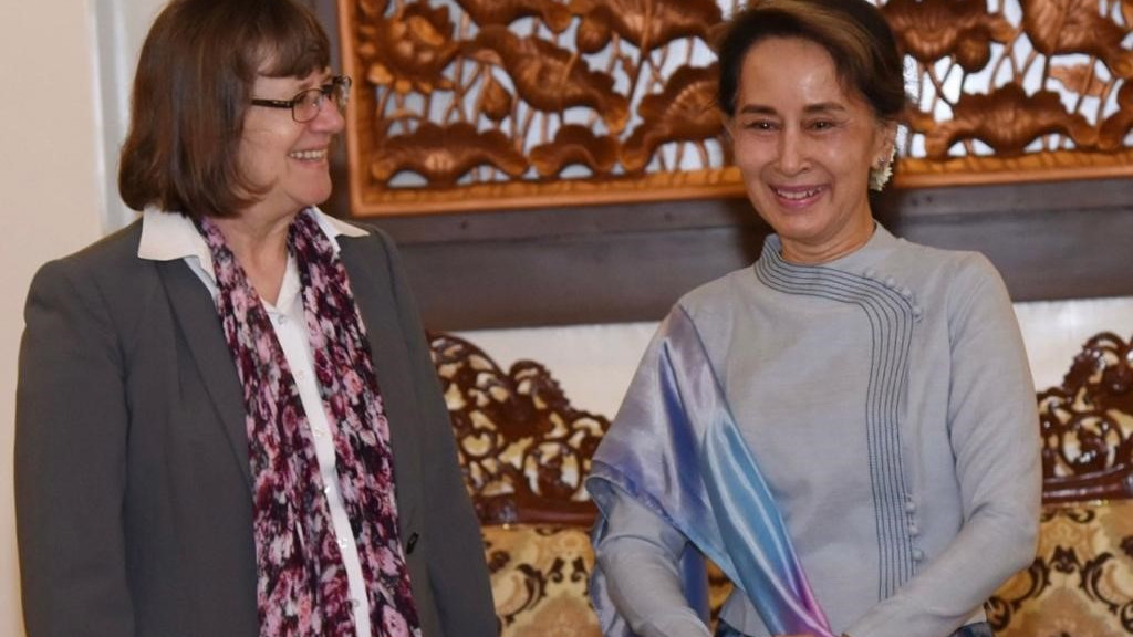 Dorothee Janetzke-Wenzel steht neben Myanmars gestürzter Regierungschefin und Friedensnobelpreisträgerin Aung San Suu Kyi im Jahr 2018. 
