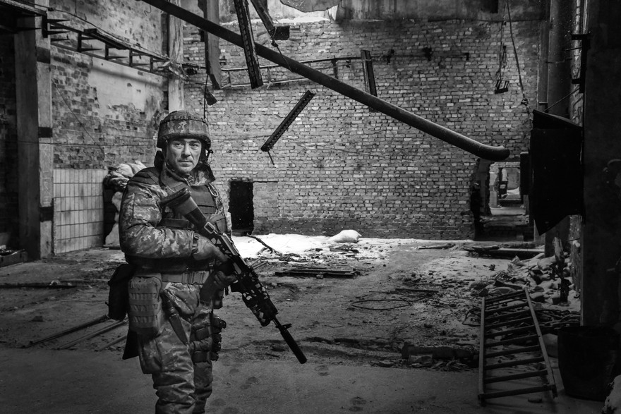 Ein bewaffneter Soldat im Donbas.
