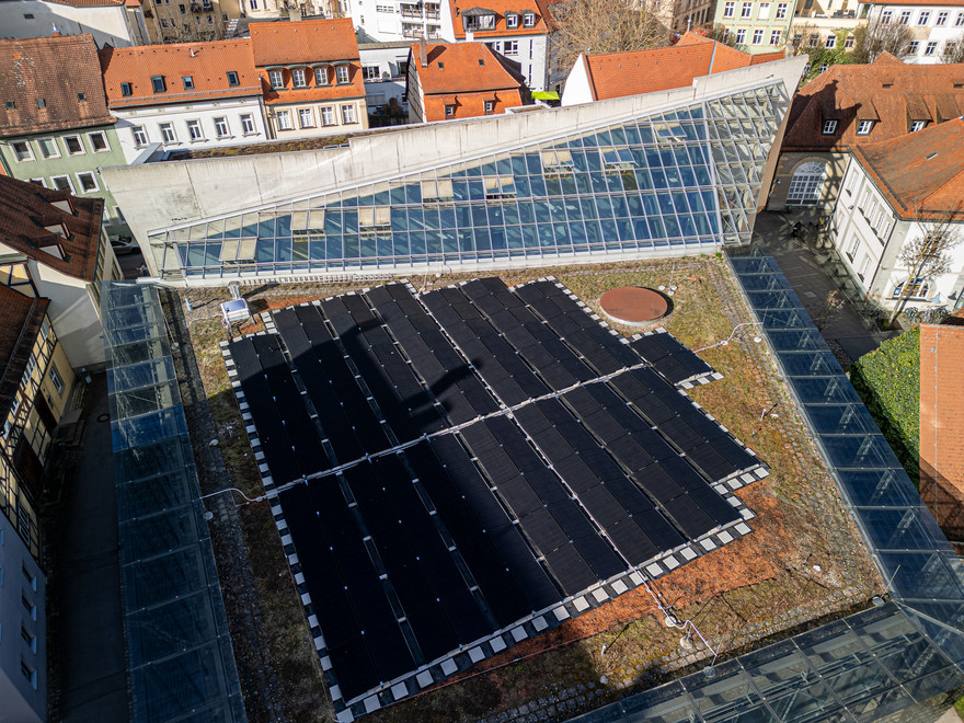 Auf der Teilbibliothek 4 ist eine der beiden neuen Photovoltaik-Anlagen zu finden.