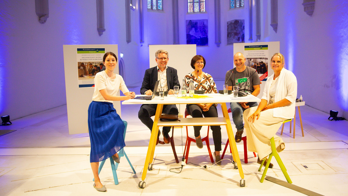 Führten eine lebhafte und interessante Diskussion, die Sandra Peter von der IHK für Oberfranken Bayreuth (links) moderierte: Michael Stammberger (Leiter Ausbildung bei der Brose Gruppe), Gisela Raab (Mitglied der Geschäftsleitung der RAAB Bau GmbH), Sozialpädagoge und Schreiner Michael Goschenhofer (Spundwerk GbR) und Professorin Silvia Annen von der Universität Bamberg (von links).