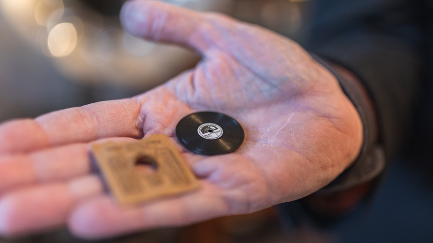 Eine minikleine Schallplatte auf Andreas Weihes Hand.