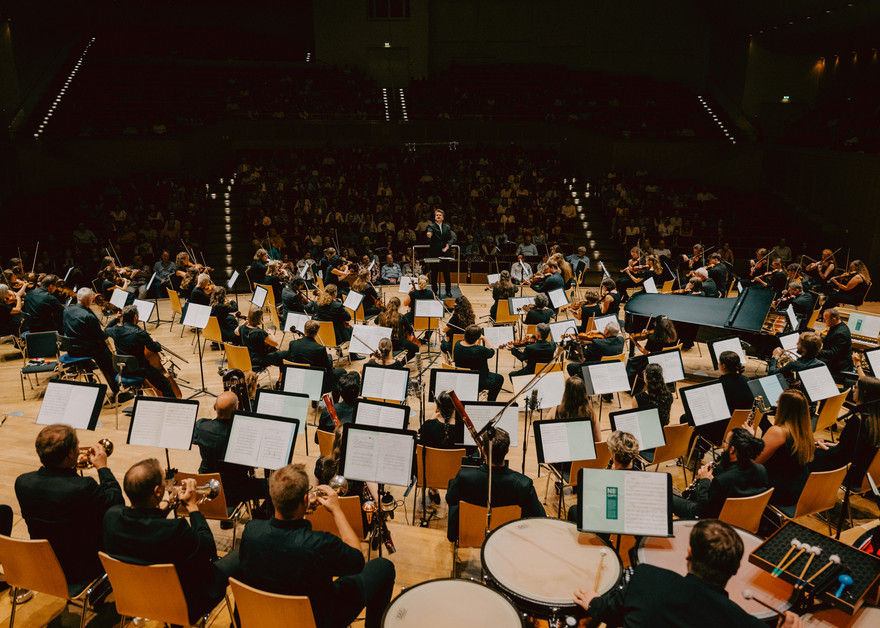 Orchester und Dirigent auf der Bühne