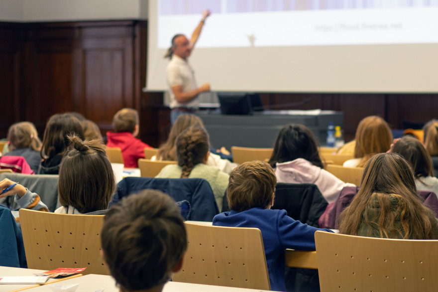 Mehr als 100 Kinder nahmen an der Vorlesung von Rasmus Hofmann im Rahmen der Kinder-Uni teil. 