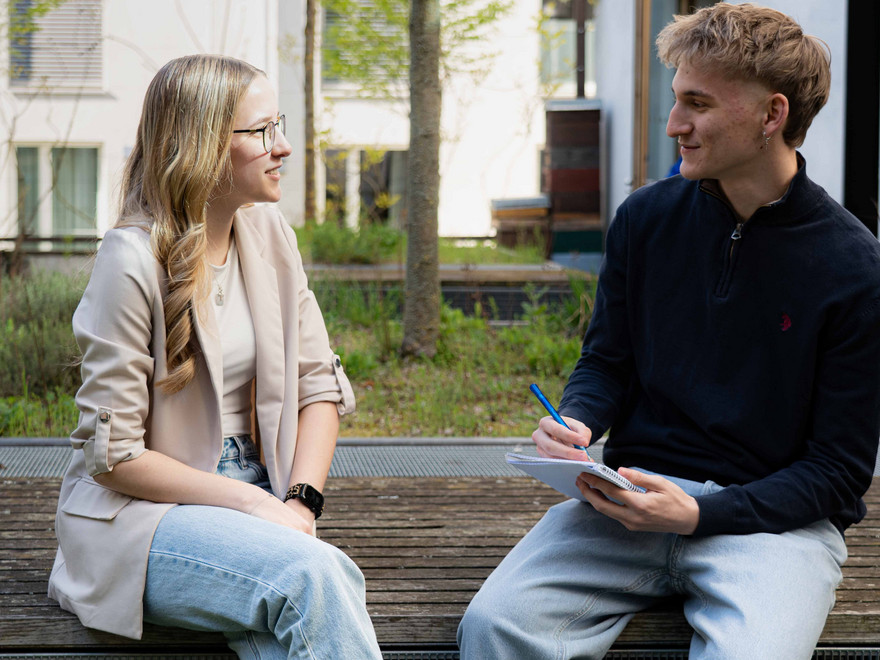 Die beiden Azubis Luisa Albrecht und Mika Lotter hatten bei Z/KOM die Aufgabe, sich gegenseitig zu interviewen. 
